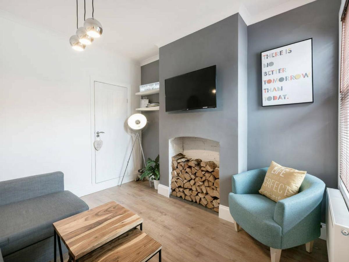 Cambridge House - Modern 2 Bedroom House, Close to Luton Airport & Town Centre - Housity