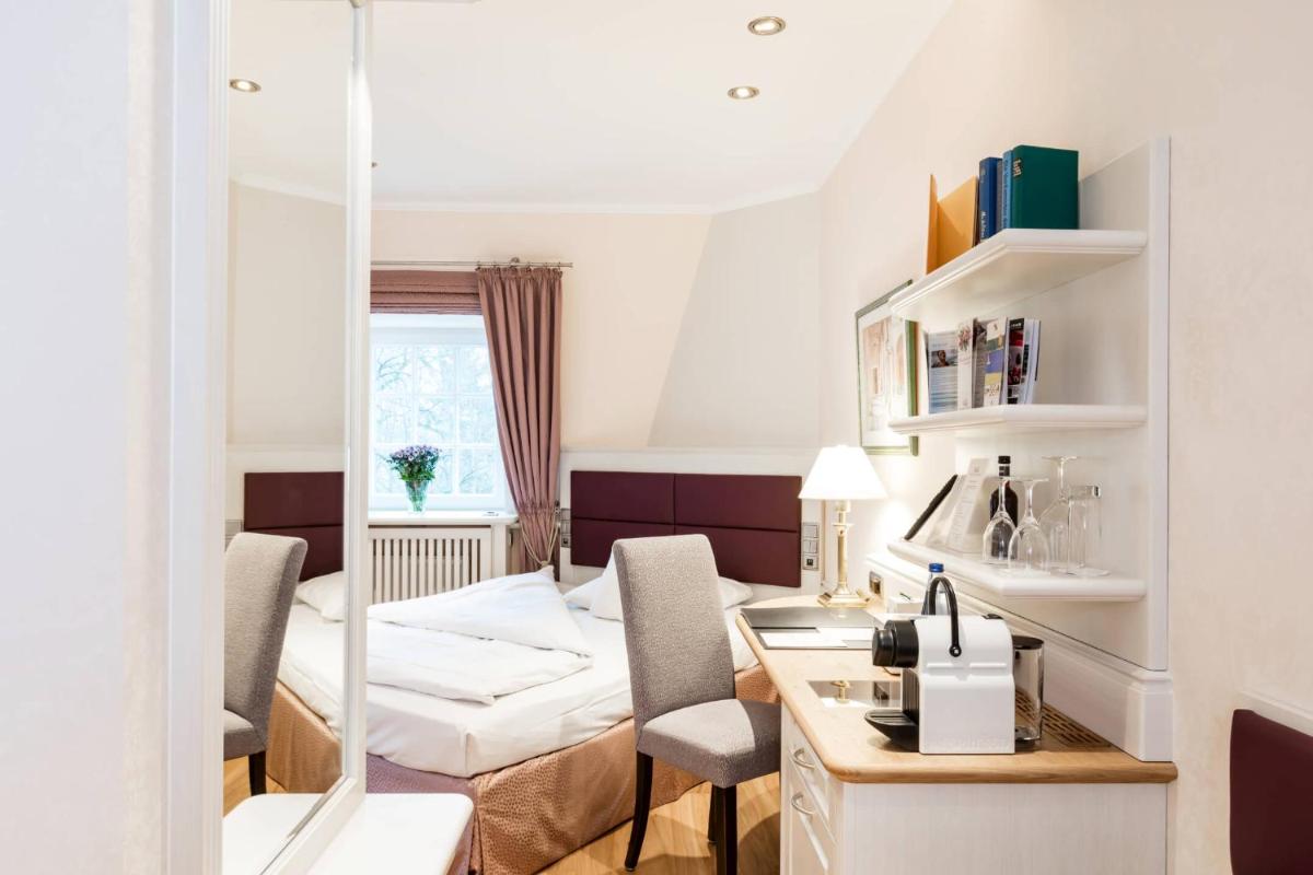 Ein Bett oder Betten in einem Zimmer der Unterkunft Waldhaus Reinbek