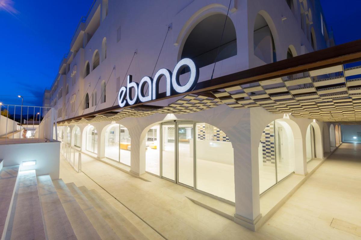un edificio con un letrero de aania en el costado en Ebano Hotel Apartments & Spa, en Playa d'en Bossa