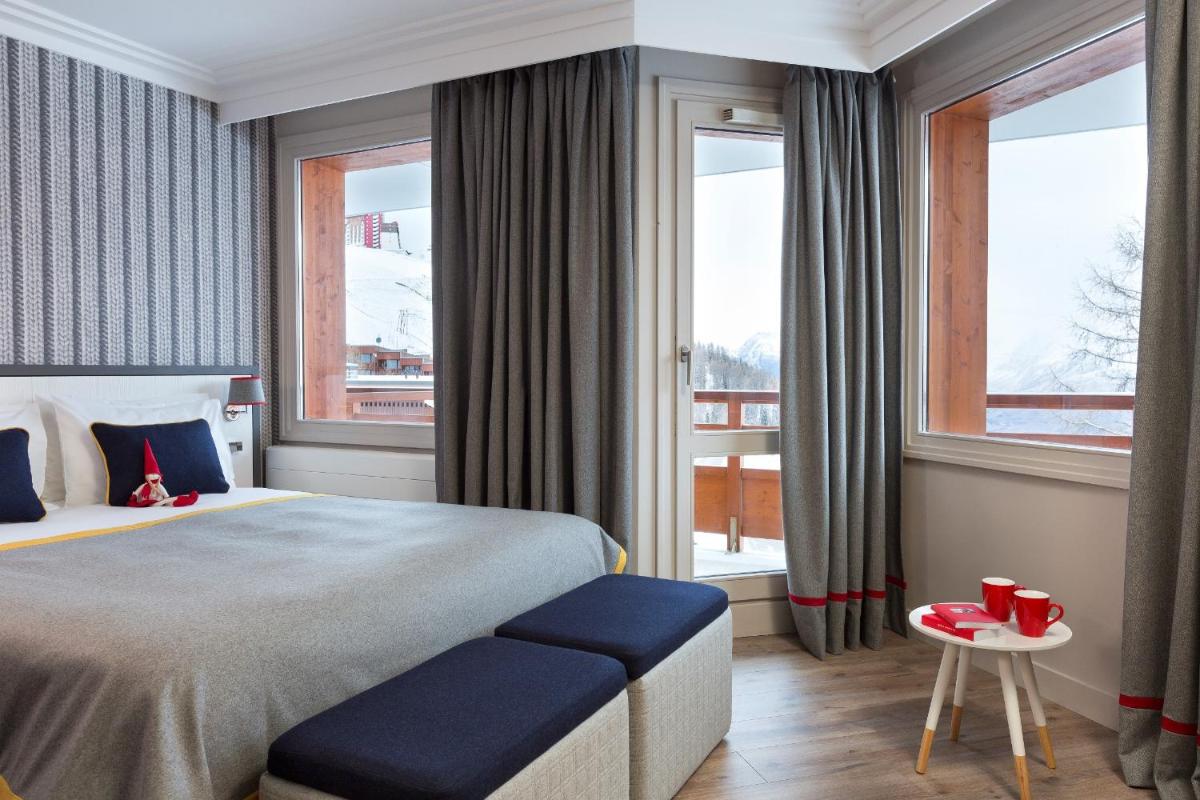 une chambre d'hôtel avec un lit et une fenêtre dans l'établissement Araucaria Hotel & Spa, à La Plagne