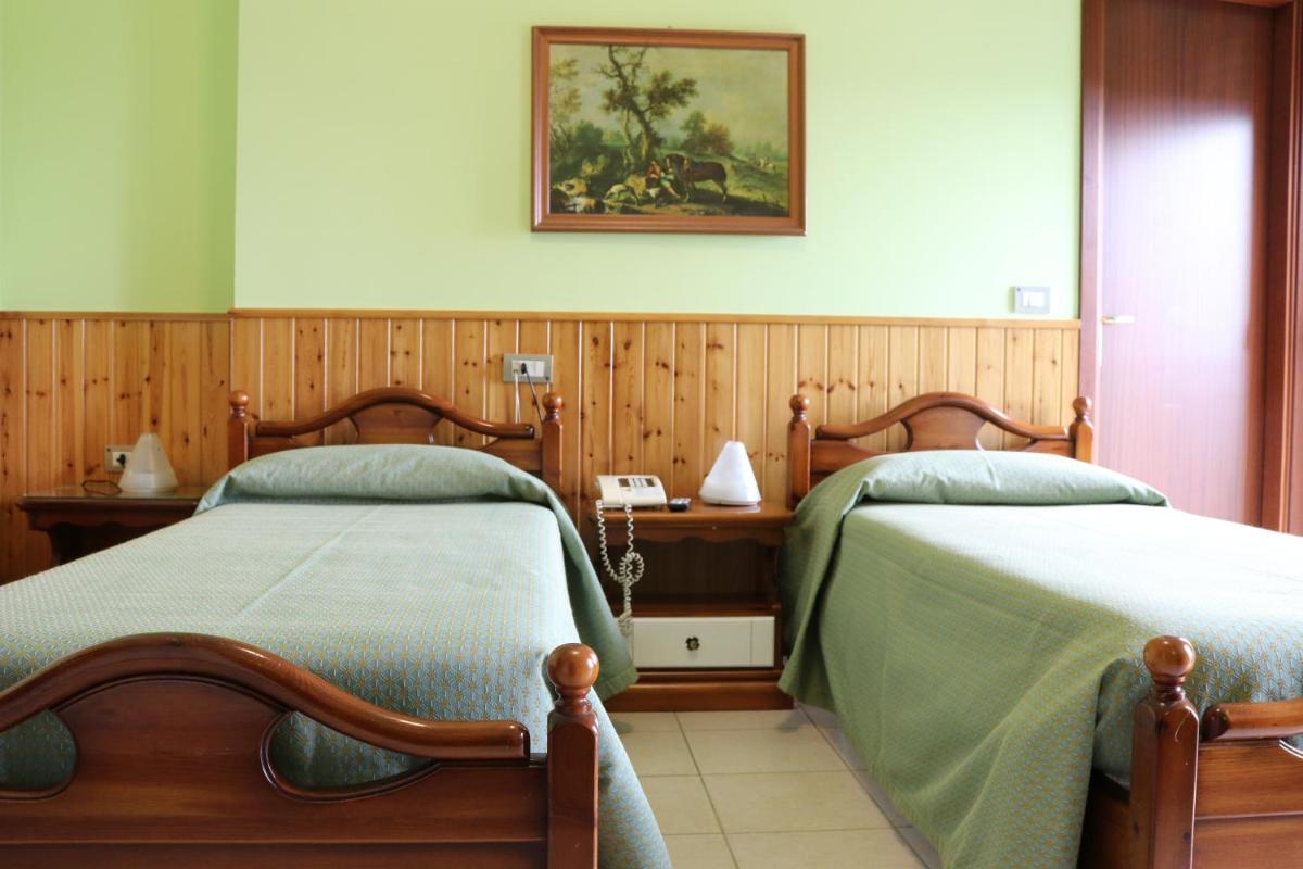 Tourist Hotel - Housity