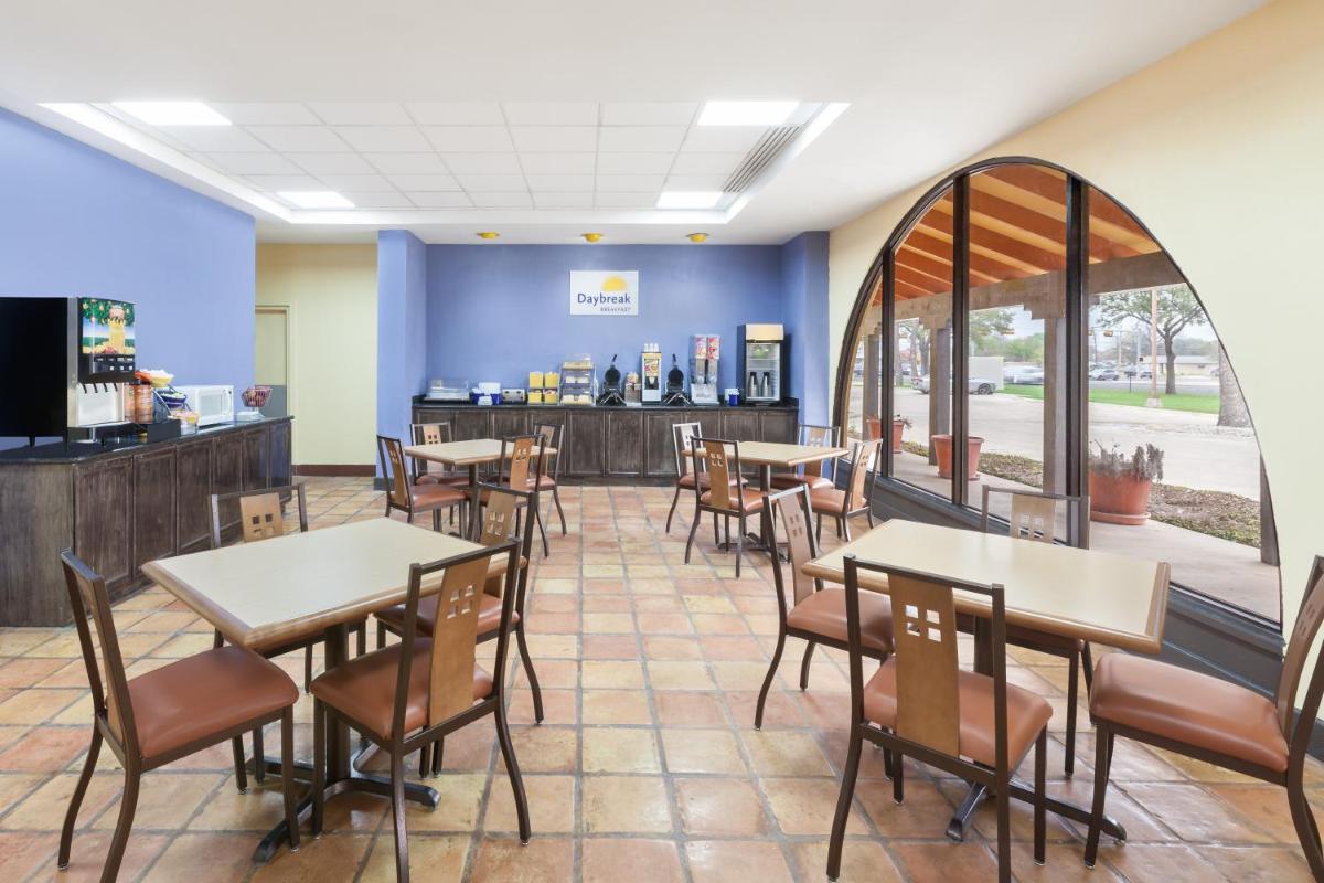 Days Inn by Wyndham Uvalde - Housity