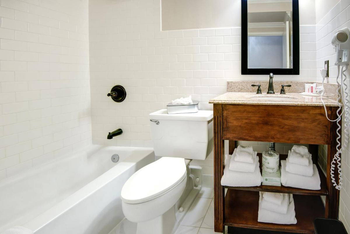 Ramada by Wyndham Metairie New Orleans Airport - Housity