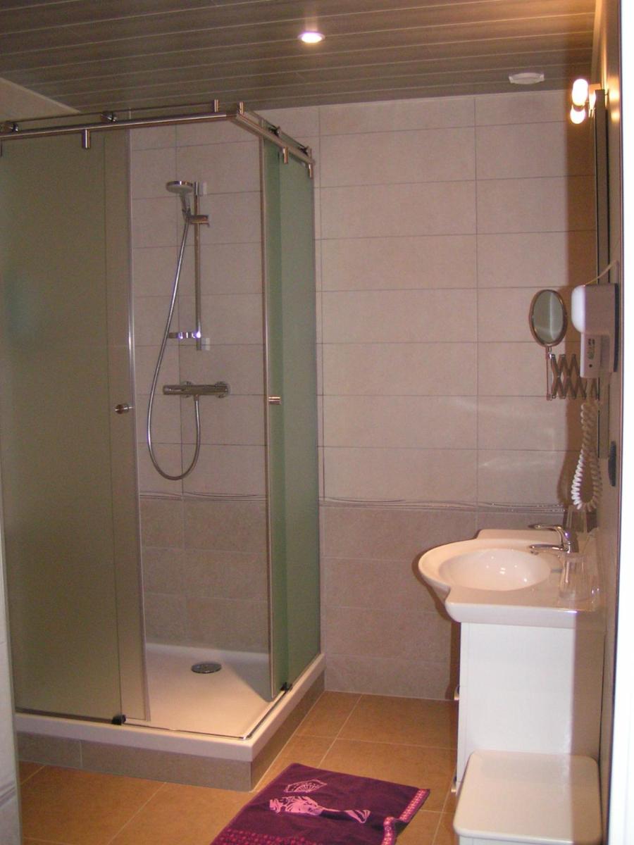 Salle de bains dans l'établissement Au Soleil, Hôtel Restaurant & Spa