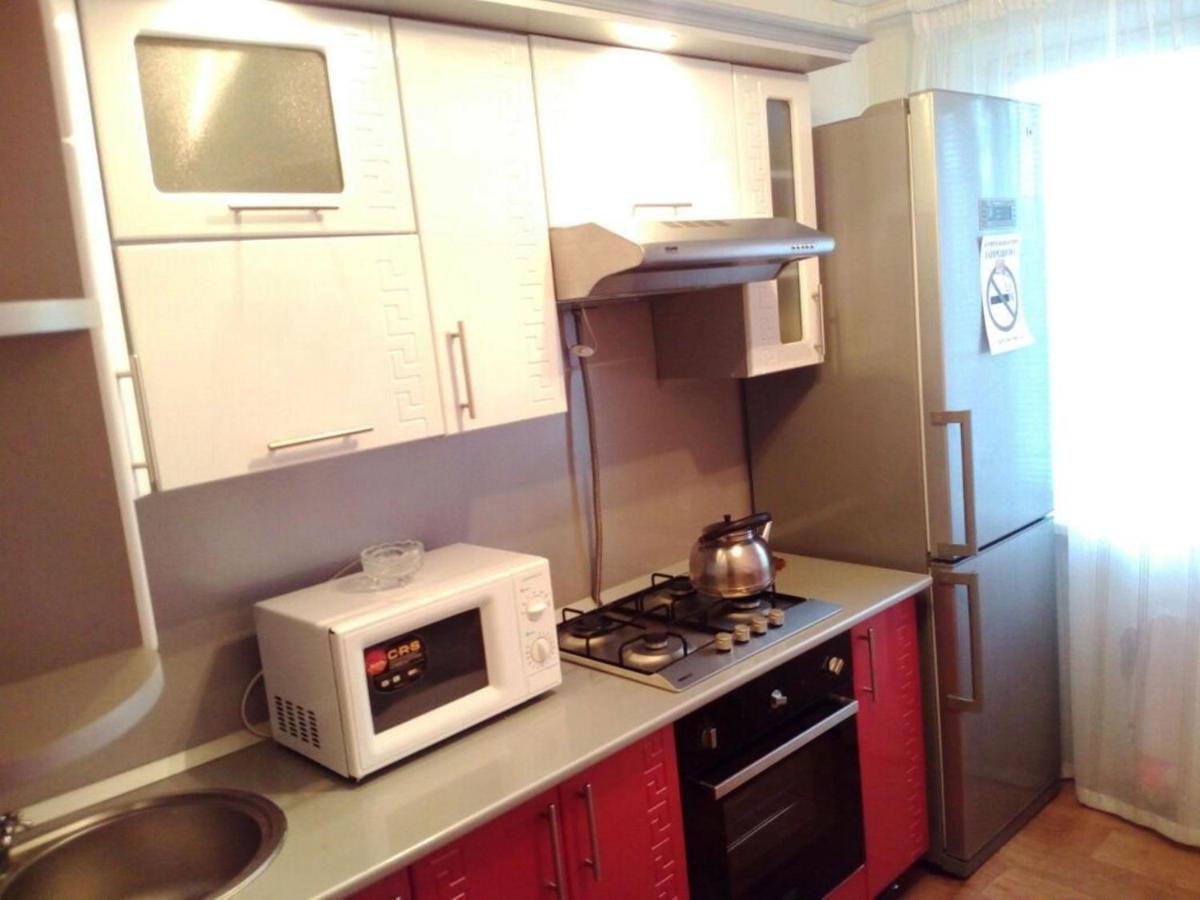 Dlia komandirovannykh 4 chieloviek - Housity