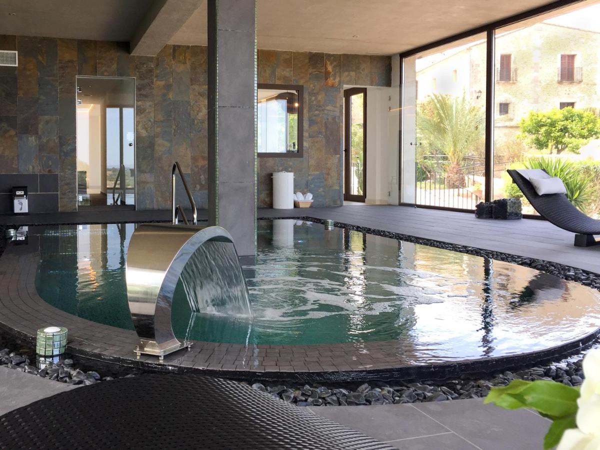 Piscina en o cerca de Casa Font i Roig