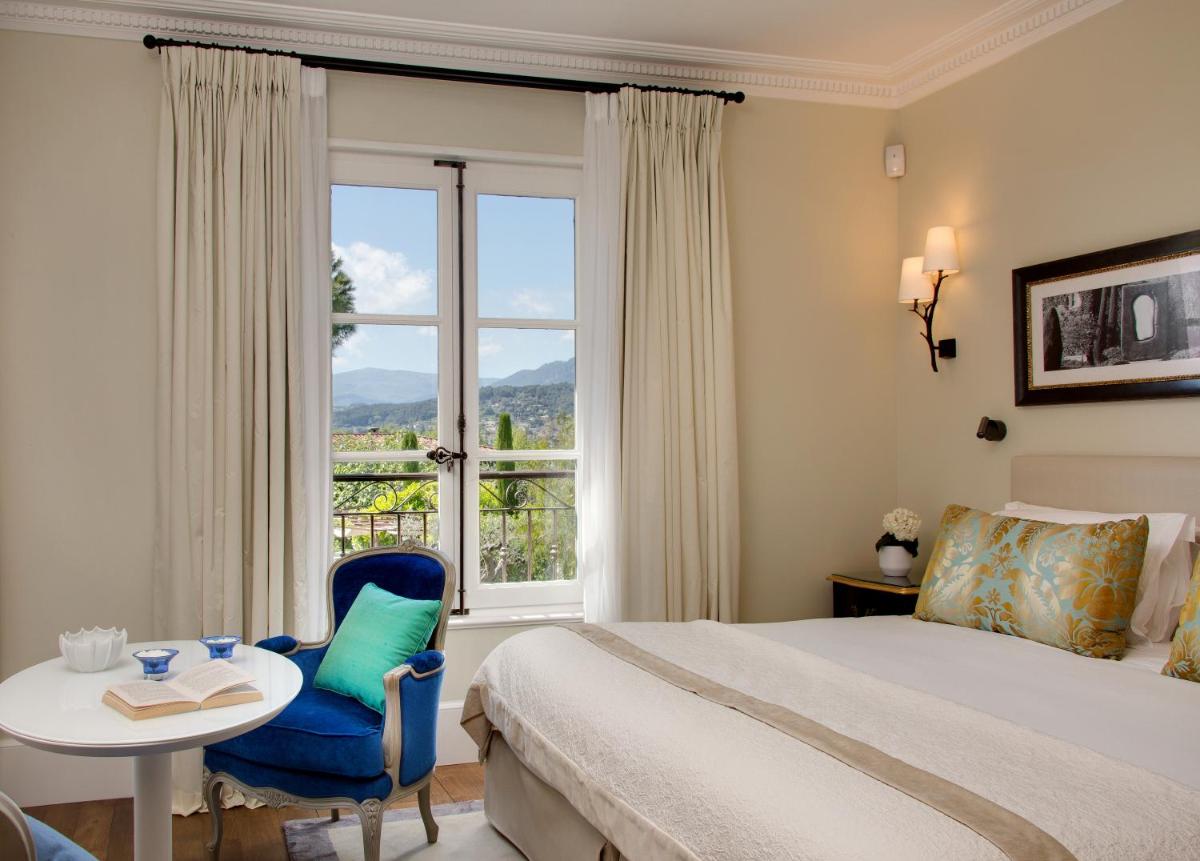 une chambre avec un lit, une table et une fenêtre dans l'établissement Domaine du Mas De Pierre, à Saint-Paul-de-Vence