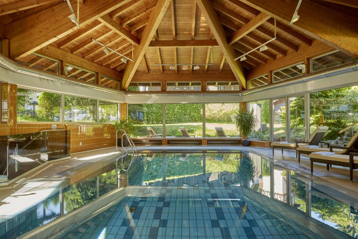 Der Swimmingpool an oder in der Nähe von HYPERION Hotel Garmisch - Partenkirchen