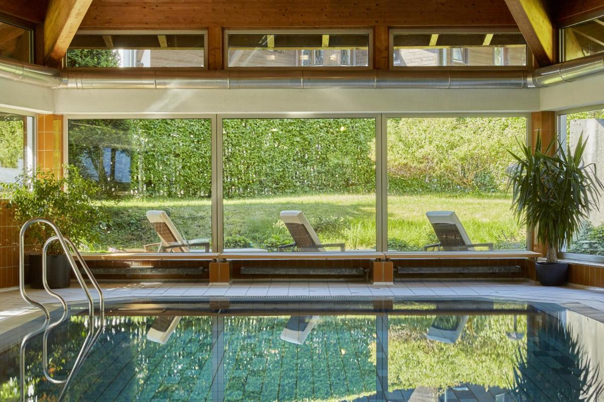 Der Swimmingpool an oder in der Nähe von HYPERION Hotel Garmisch - Partenkirchen
