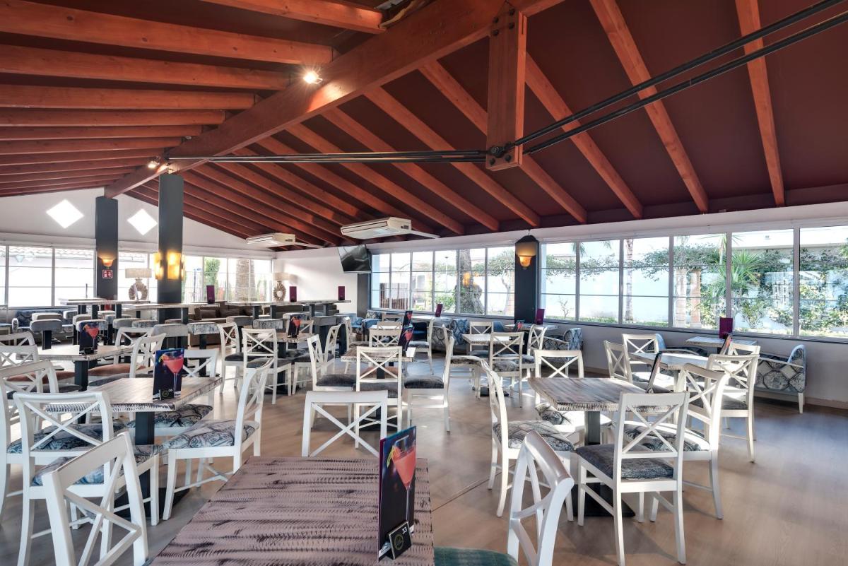 Un restaurante o sitio para comer en Alcudia Garden Aparthotel