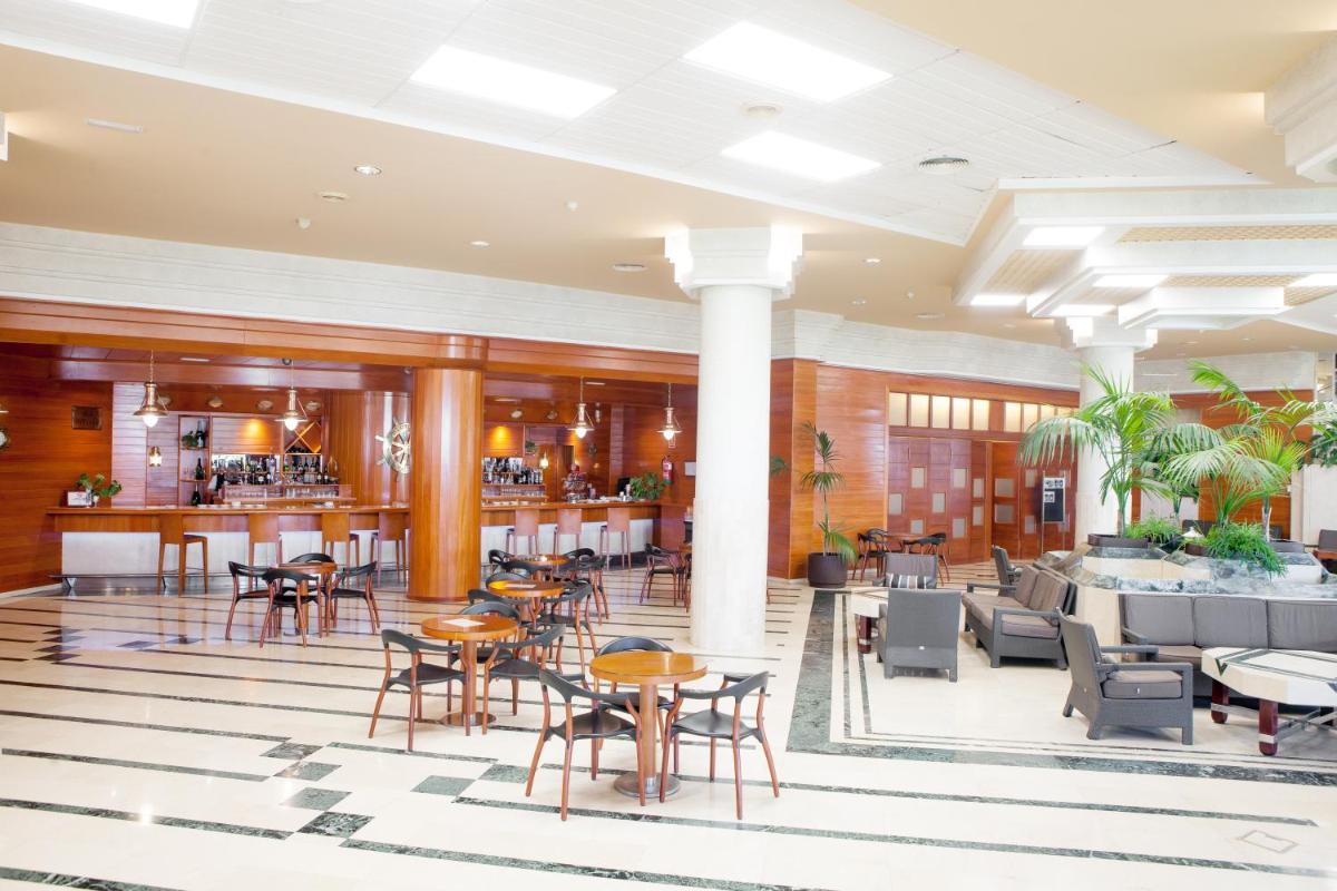 Un restaurante o sitio para comer en Hotel Puerto Bahía & Spa