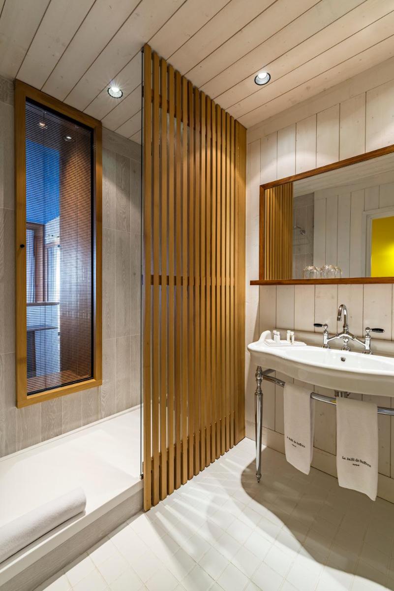 Salle de bains dans l'établissement Hôtel Le Bailli De Suffren