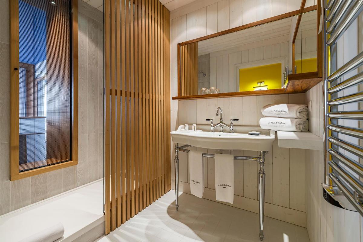 Salle de bains dans l'établissement Hôtel Le Bailli De Suffren