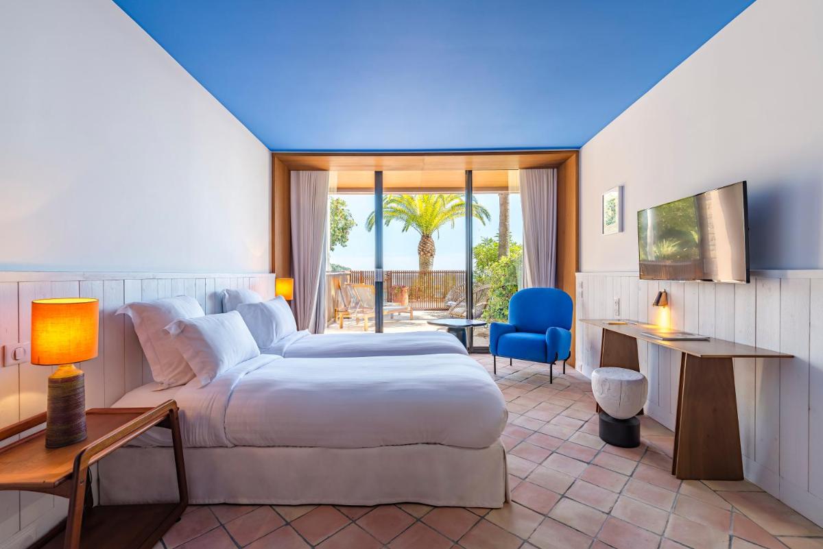 Télévision ou salle de divertissement dans l'établissement Hôtel Le Bailli De Suffren