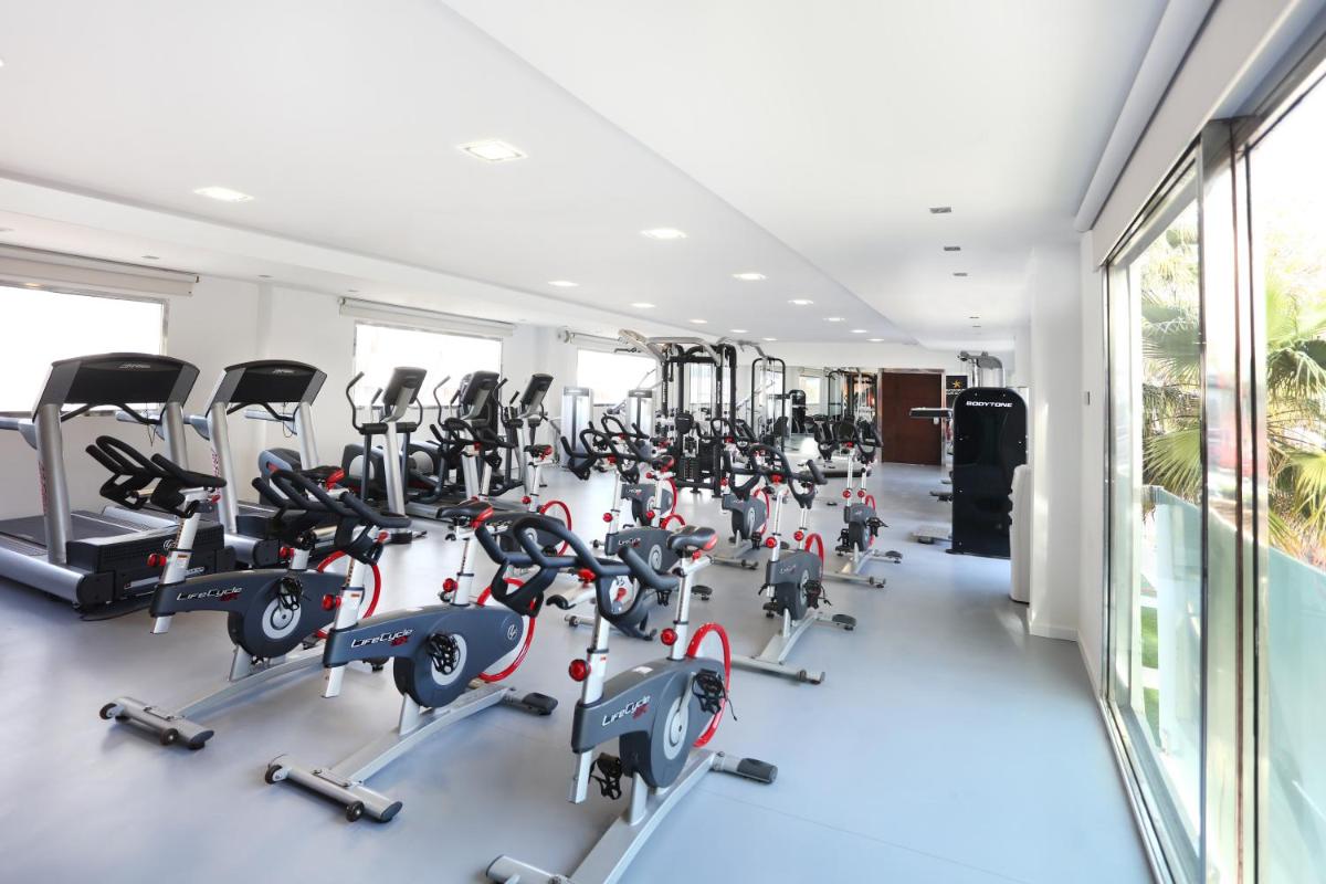 Gimnasio o instalaciones de fitness de Iberostar Waves Playa de Muro