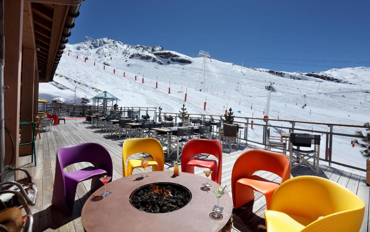 Vue générale sur la montagne ou vue sur la montagne depuis l'hôtel