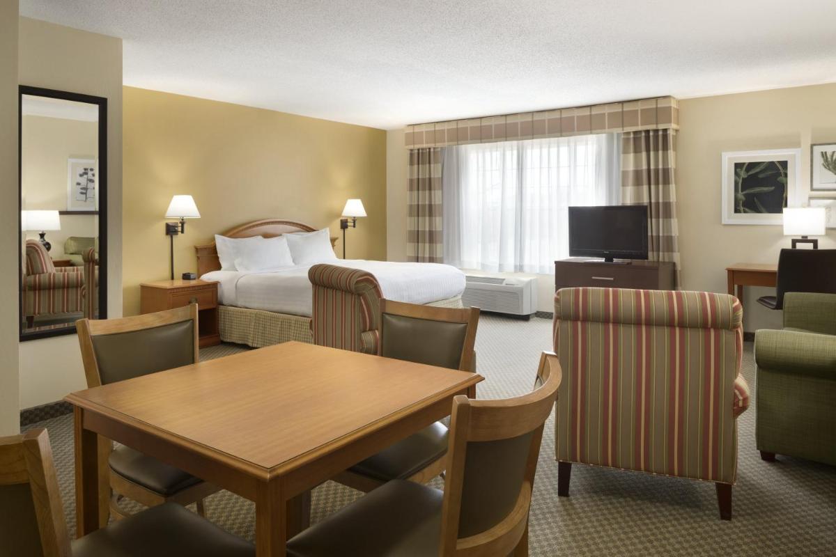 Country Inn & Suites by Radisson, Grinnell, IA - Housity