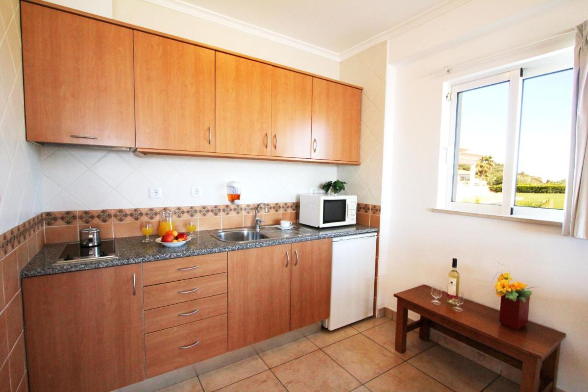 A cozinha ou kitchenette de Clube Porto Mos - Sunplace Hotels & Beach Resort