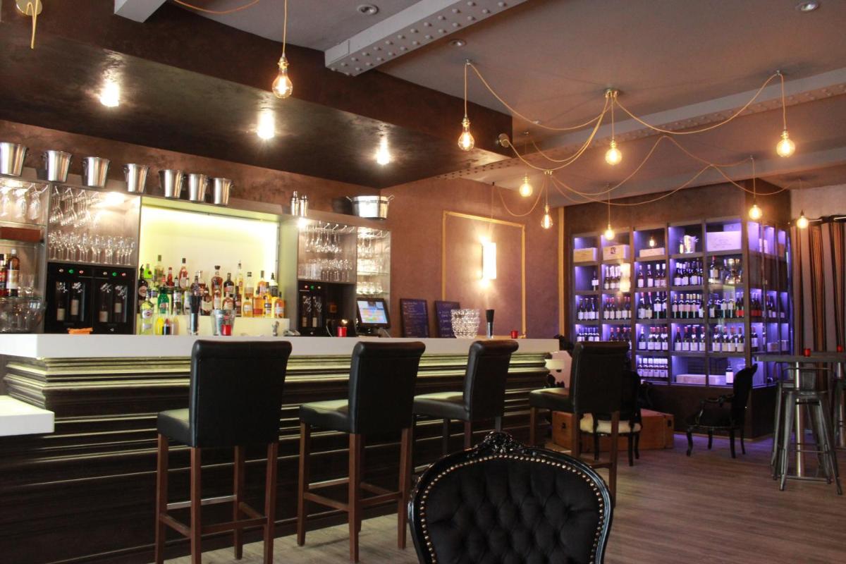 Salon ou bar de l'établissement Hôtel Saint Louis