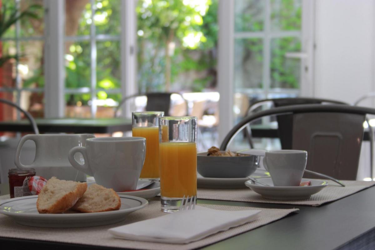 Options de petit-déjeuner proposées aux clients de l'établissement Hôtel Saint Louis
