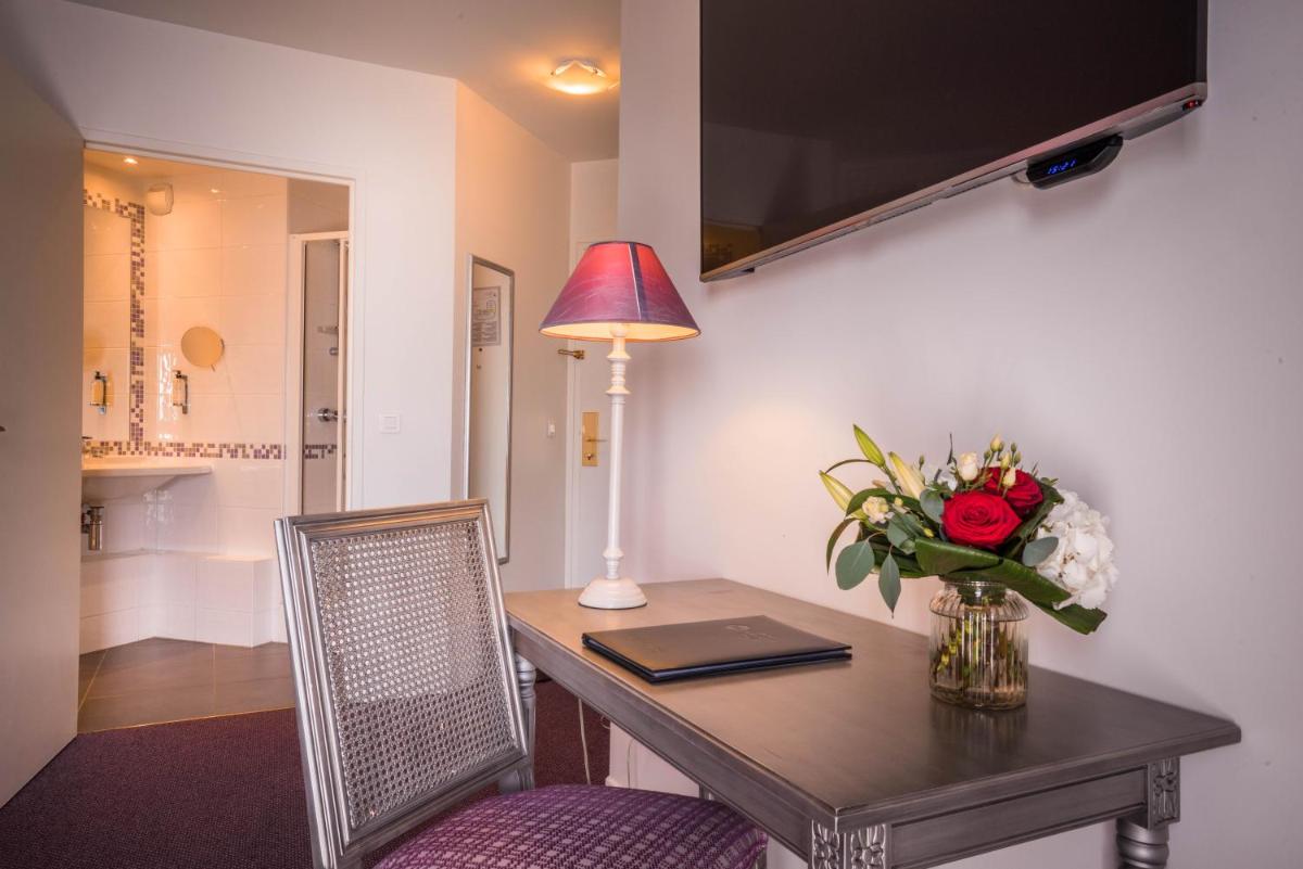 Télévision ou salle de divertissement dans l'établissement Best Western Plus Hostellerie Du Vallon