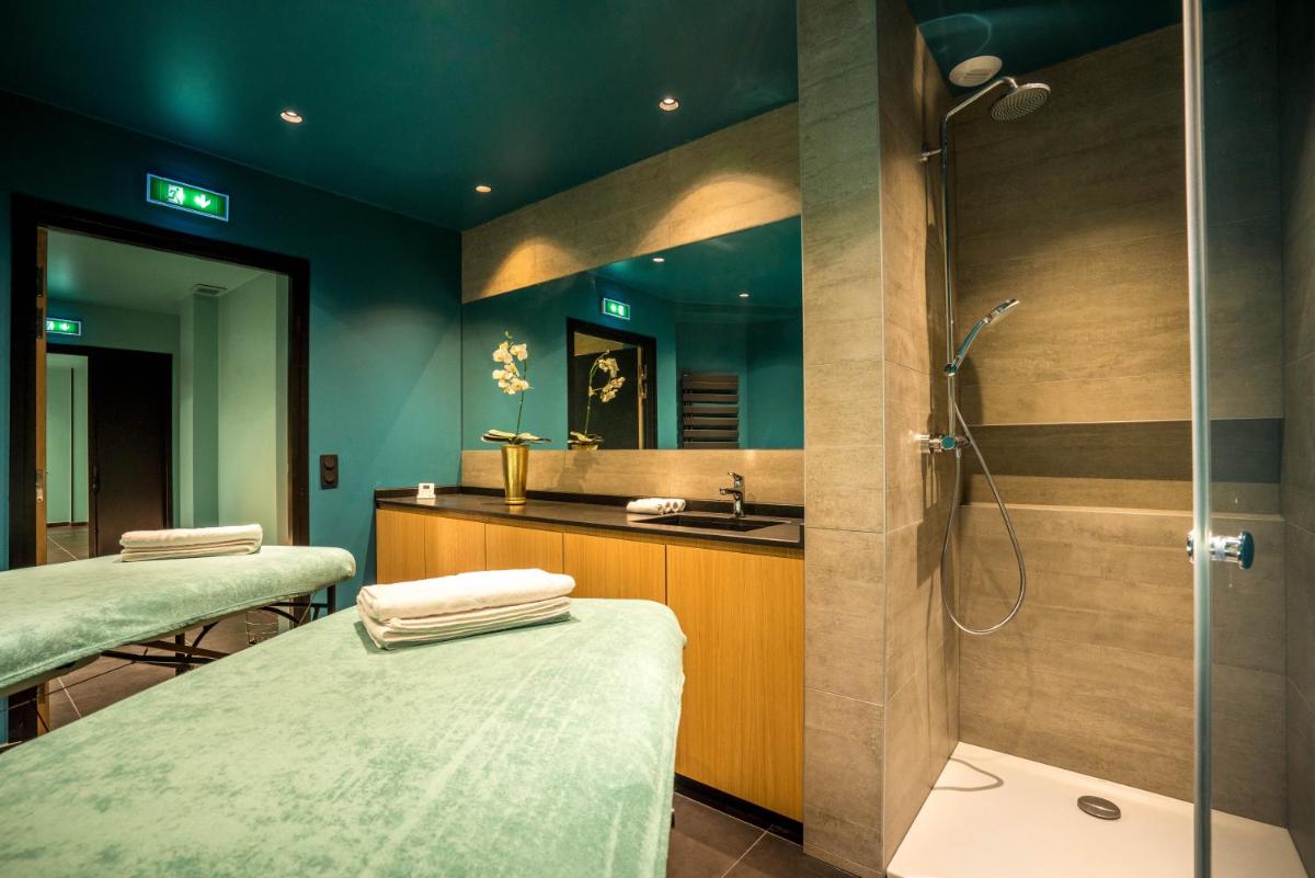 La salle de bains est pourvue de 2 lits, d'un lavabo et d'une douche. dans l'établissement Best Western Plus Hostellerie Du Vallon, à Trouville-sur-Mer