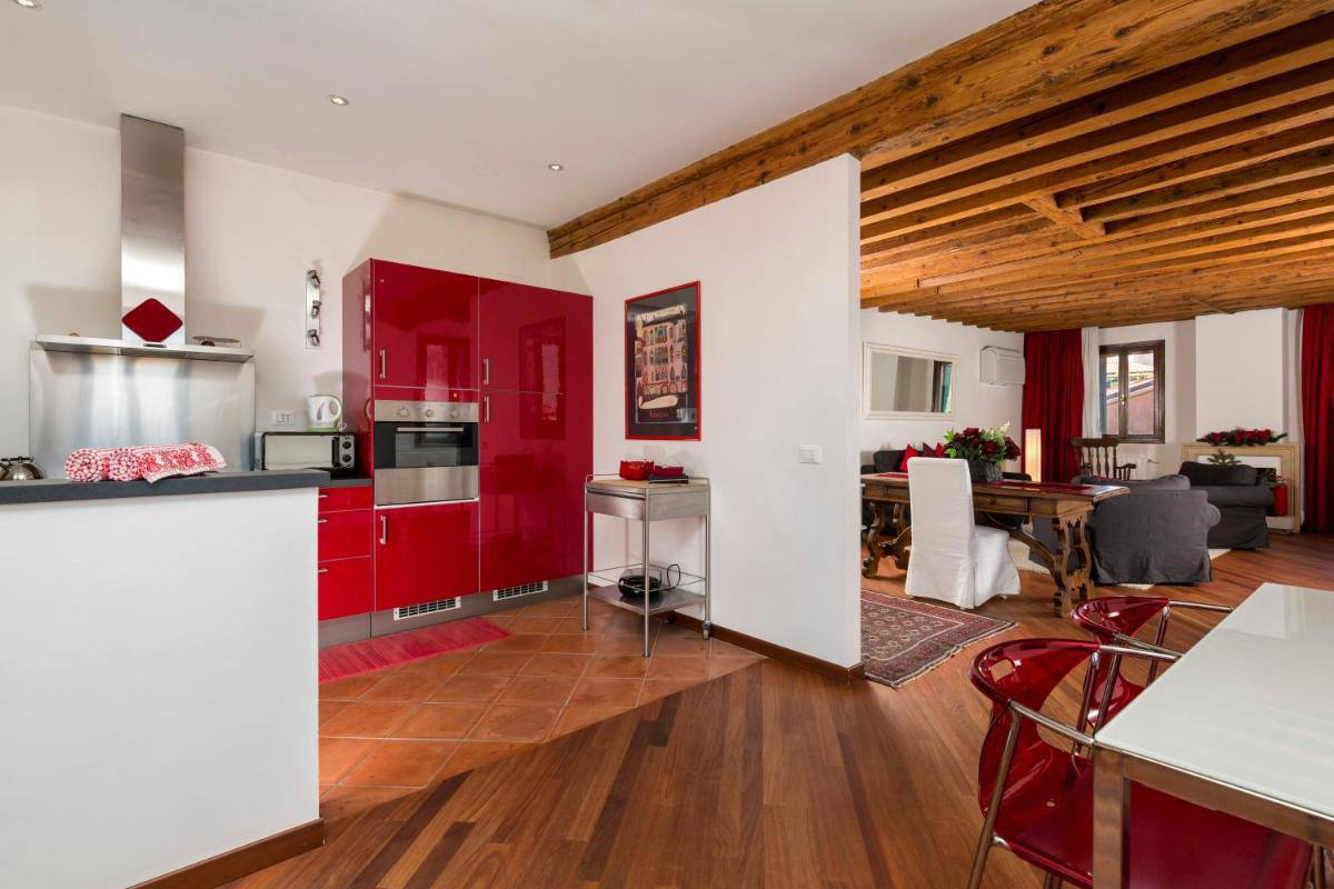 Venice Heaven Apartments - Ca Giulia apartment with private living TERRACE on last floor no lift - Hizvo