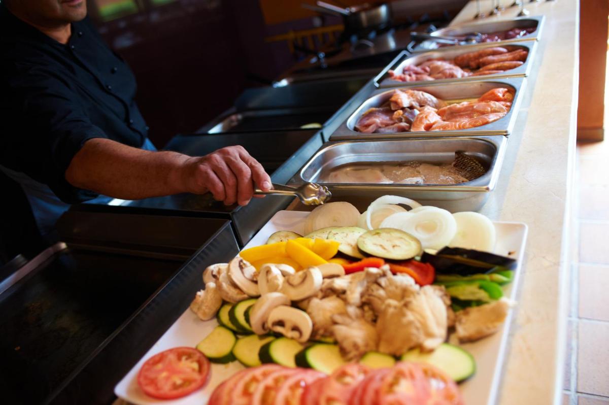 Comida en o cerca de este hotel