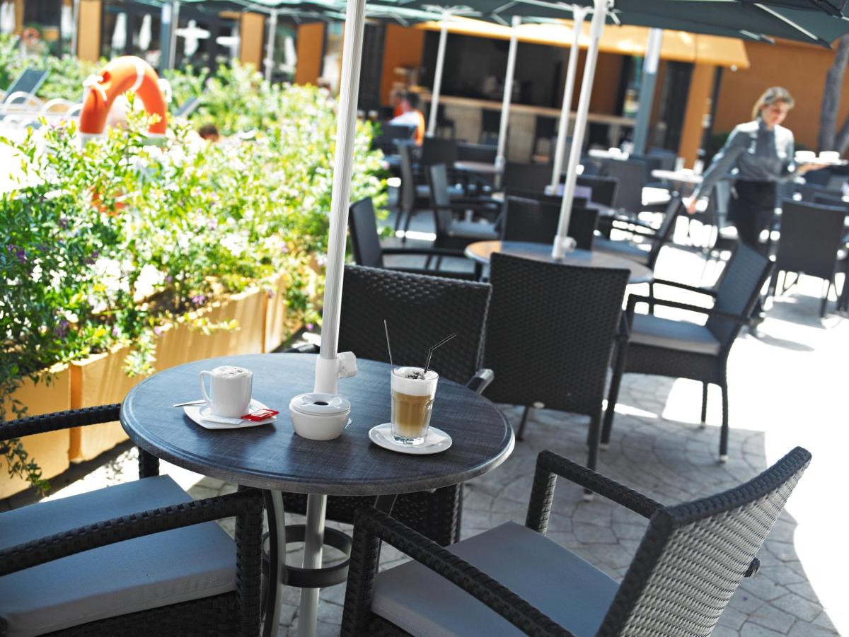Un restaurante o sitio para comer en Protur Turo Pins 4* SUP