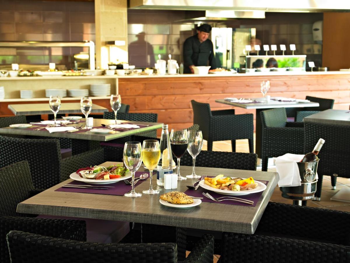 Comida en o cerca de este hotel