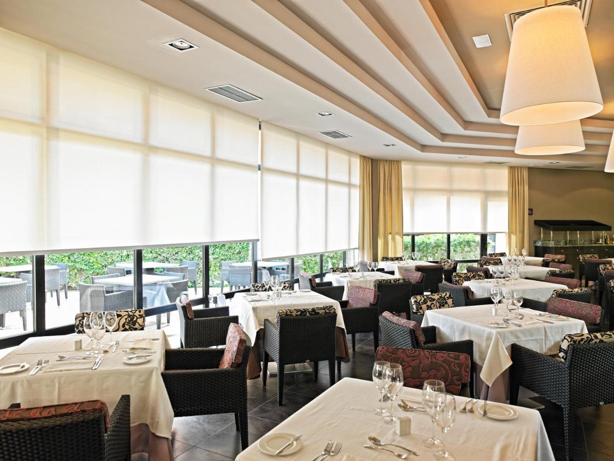 Un restaurante o sitio para comer en Protur Turo Pins 4* SUP