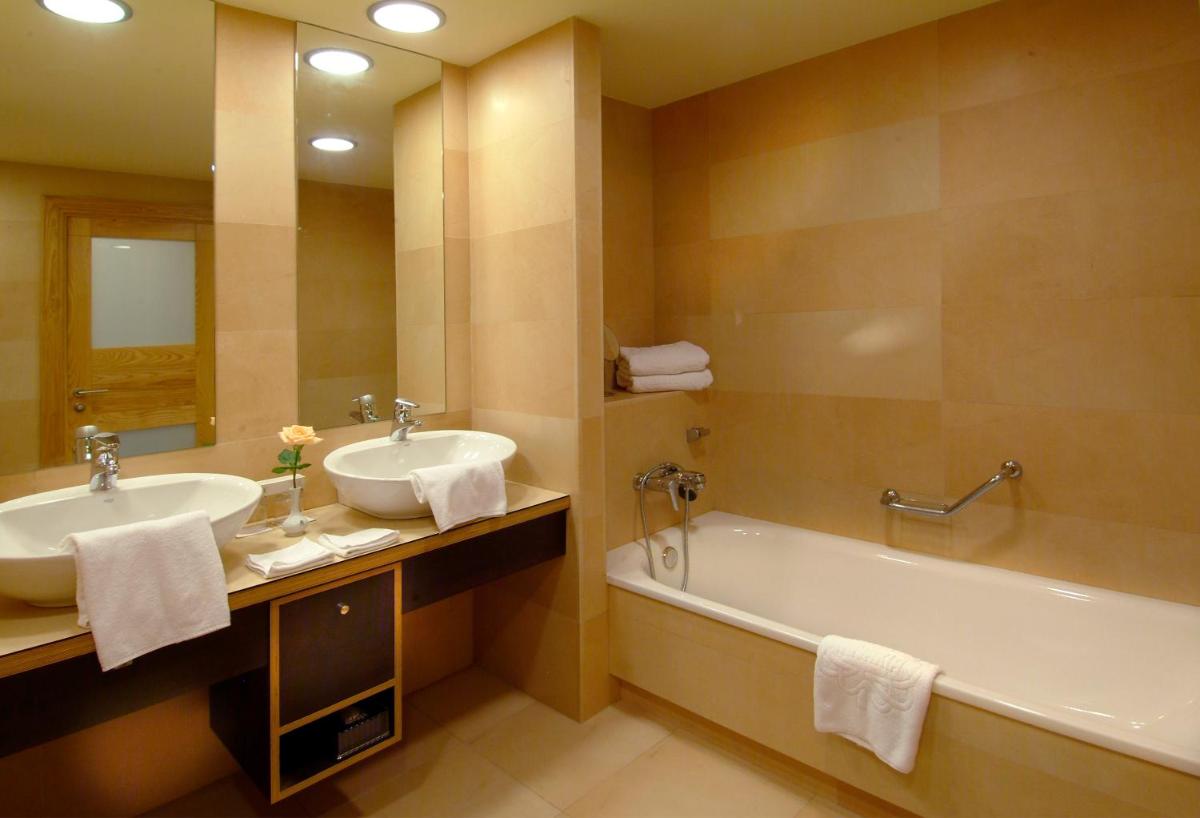 Un baño de Adrián Hoteles Roca Nivaria