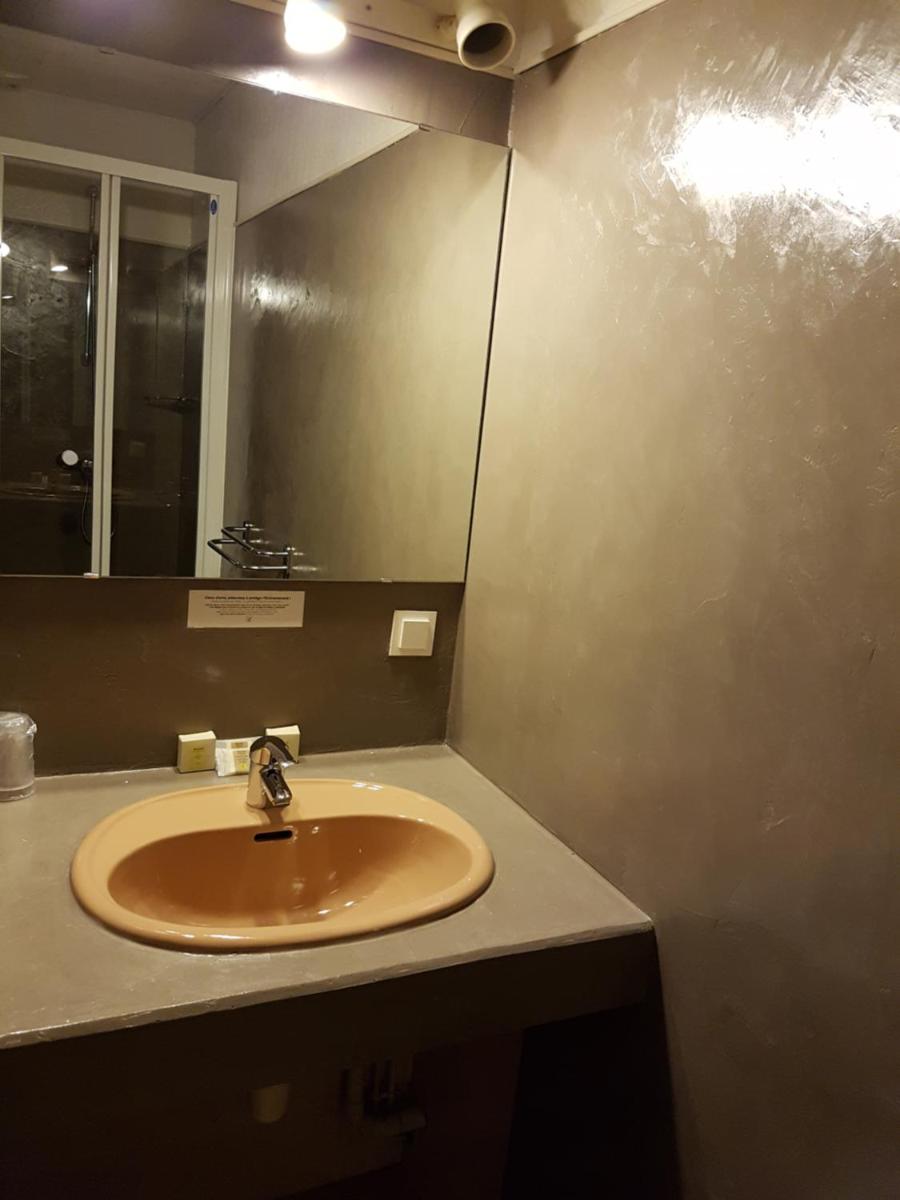 Salle de bains dans l'établissement Logis Deshors-Foujanet