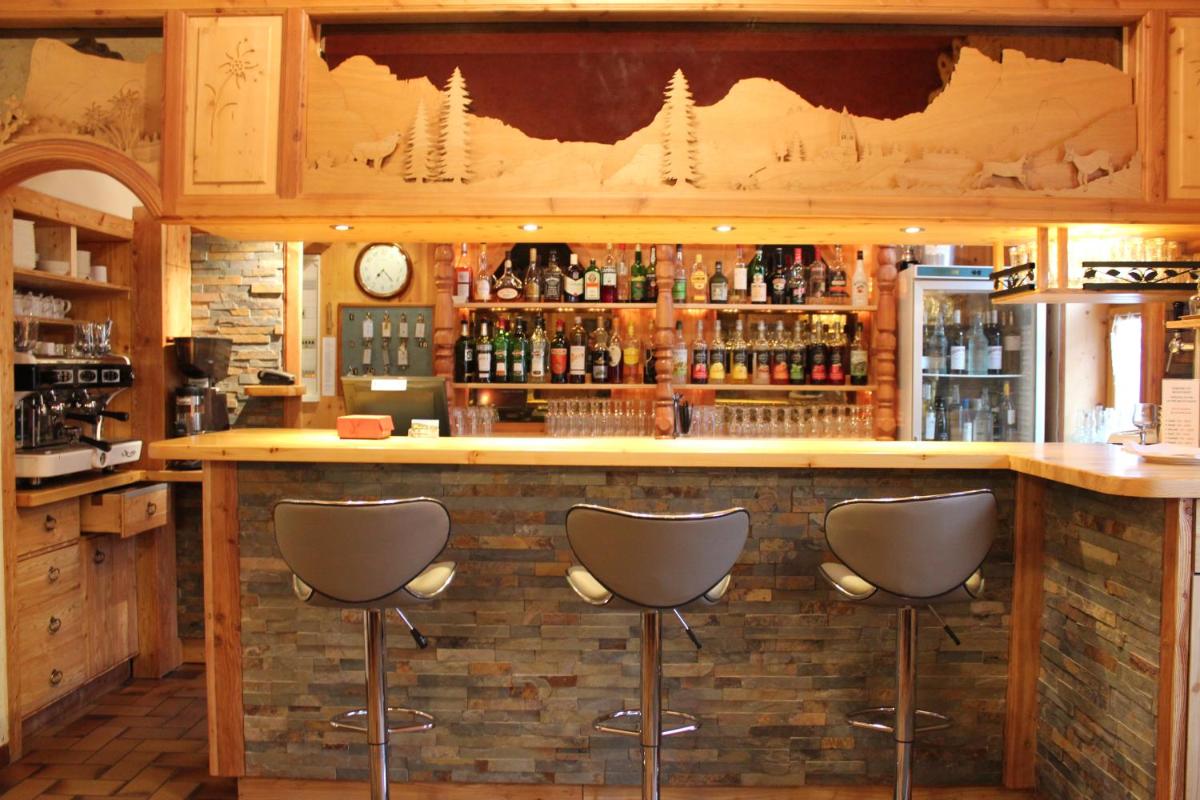 Salon ou bar de l'établissement La Neyrette