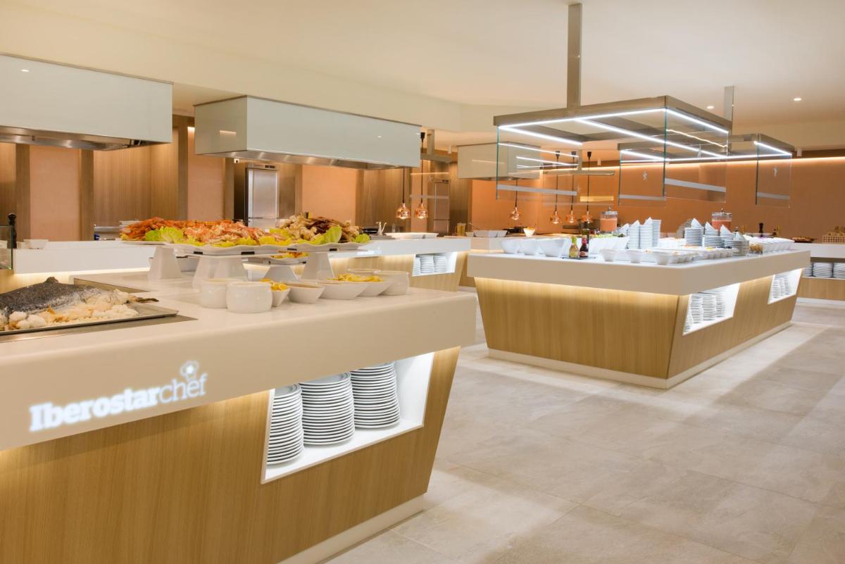 Comida en o cerca de este hotel