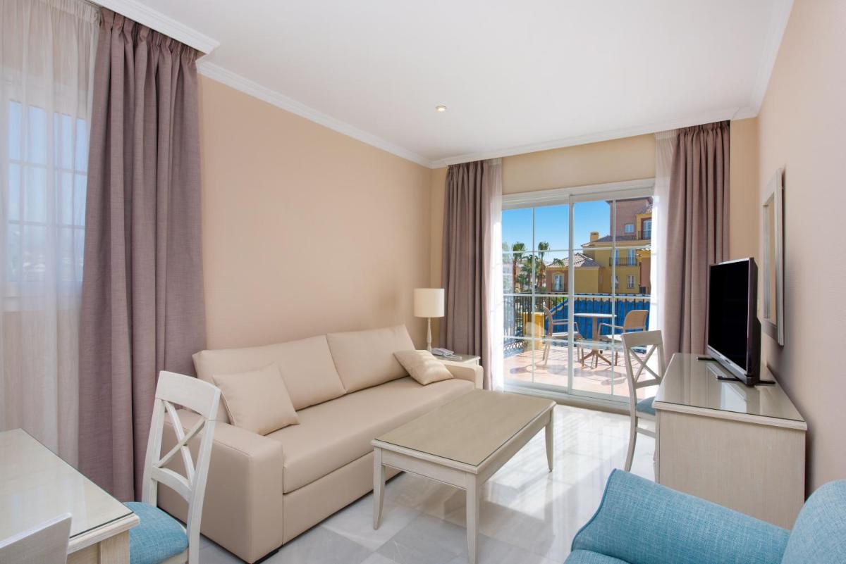 Una televisión o centro de entretenimiento en Iberostar Waves Málaga Playa