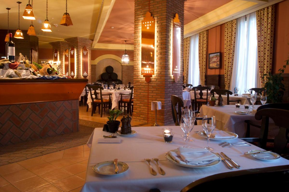 Un restaurante o sitio para comer en TUI Blue Isla Cristina Palace - Adults Recommended