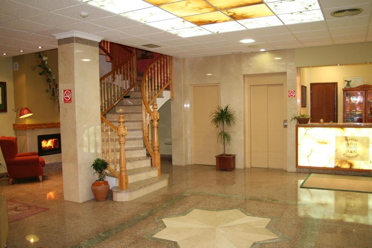 Un vestíbulo con una escalera y una estrella en el suelo. en Hotel Castellote, en Castellote 68 fotos más
