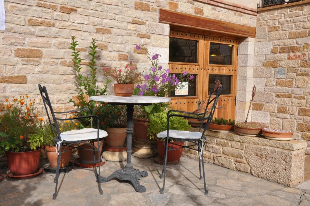 Un patio o zona al aire libre en Hotel Castellote