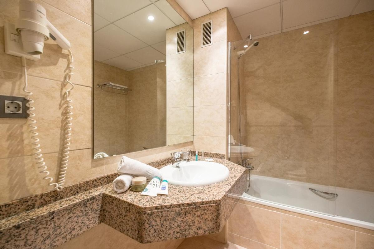 Un baño de Hotel California Palace