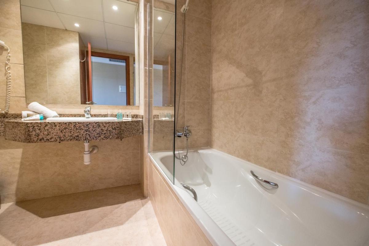 Un baño de Hotel California Palace