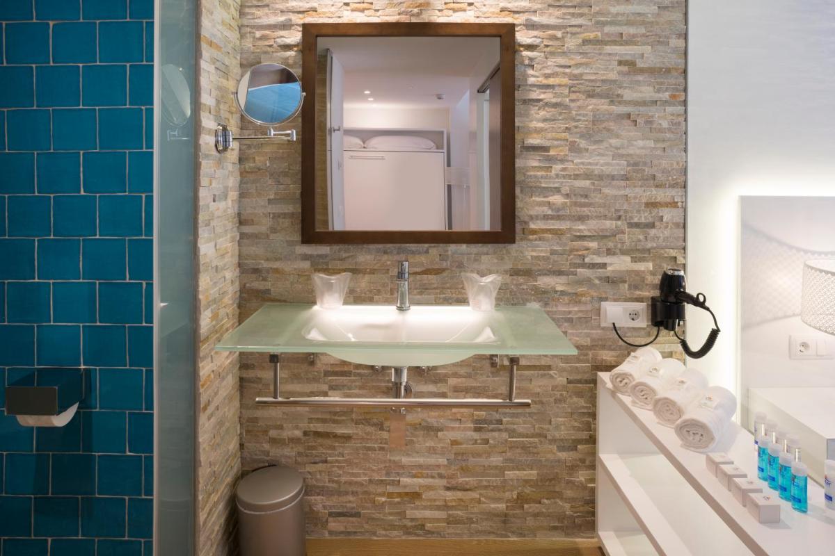 Un baño de Mar Hotels Playa Mar & Spa