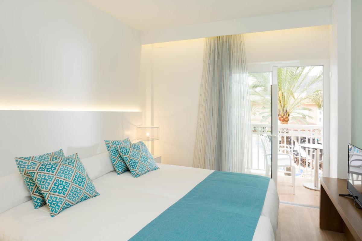 Cama o camas de una habitación en Mar Hotels Playa Mar & Spa