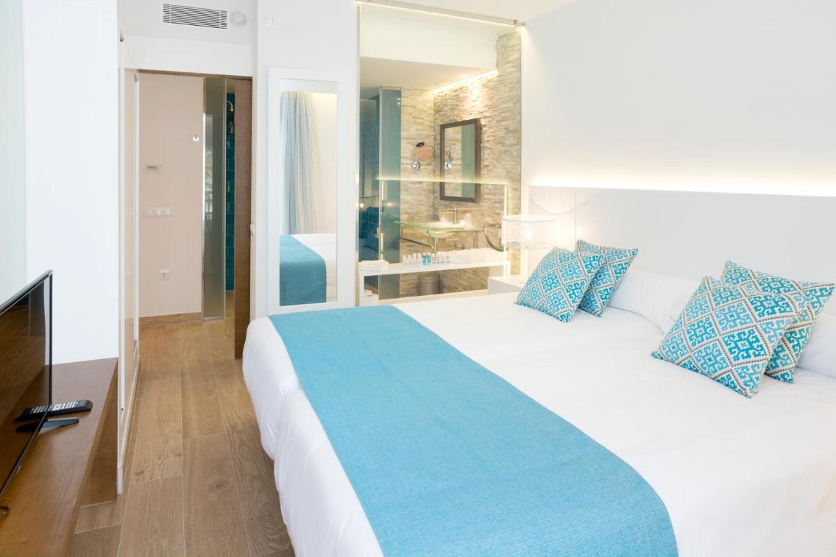 Cama o camas de una habitación en Mar Hotels Playa Mar & Spa