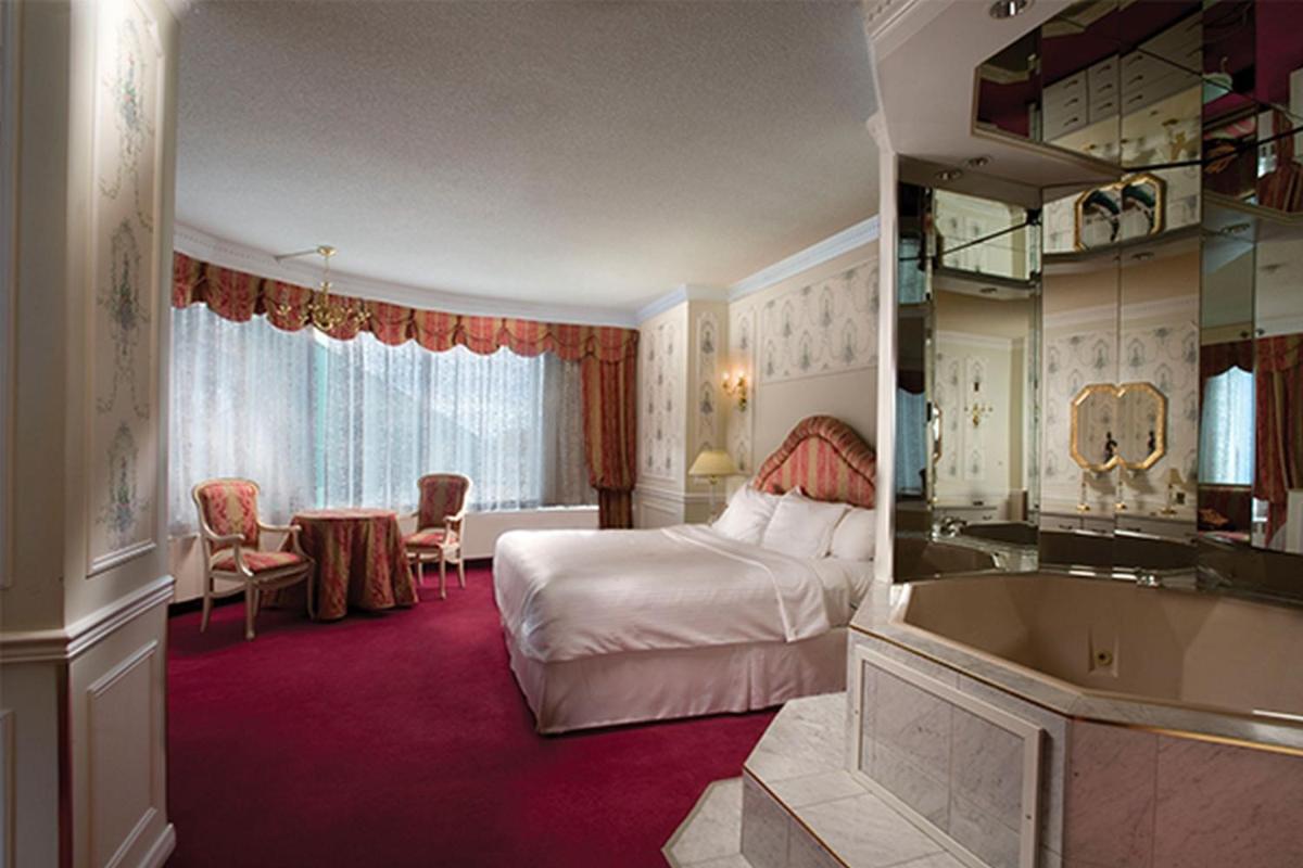 Fantasyland Hotel - Housity