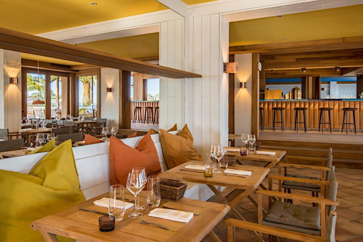 Coin salon dans l'établissement Hôtel Le Bailli De Suffren