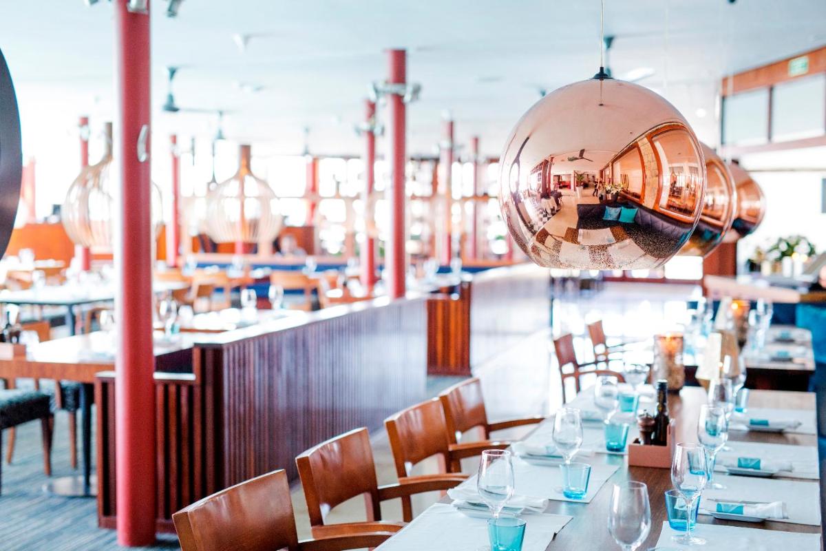 Un restaurante o sitio para comer en Portixol Hotel & Restaurant