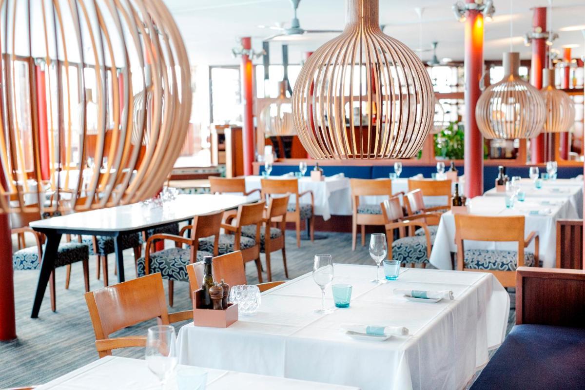 Un restaurante o sitio para comer en Portixol Hotel & Restaurant