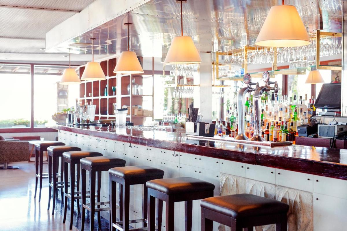 El salón o zona de bar de Portixol Hotel & Restaurant