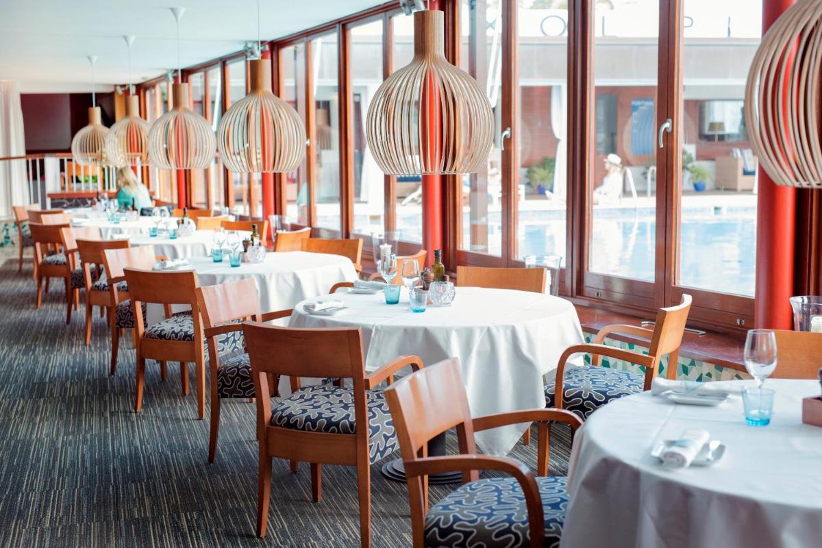 Un restaurante o sitio para comer en Portixol Hotel & Restaurant